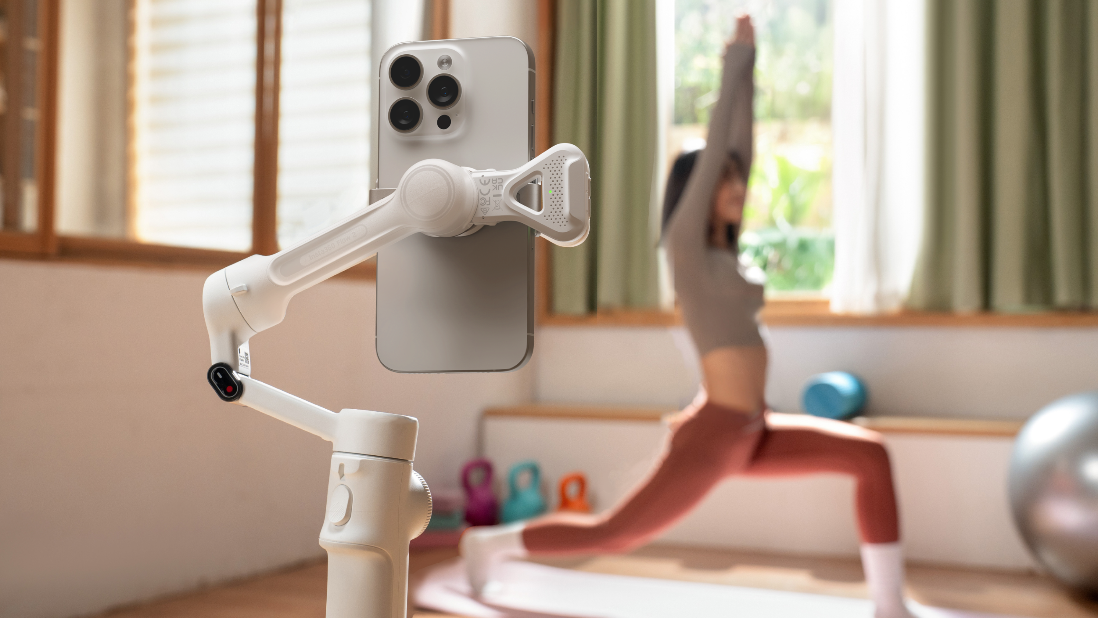 Insta360 Flow 2 AI Tracker Bundle Summit White